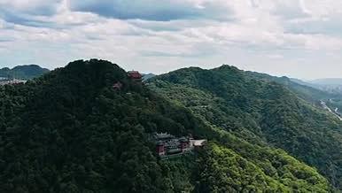 4k航拍被山林包裹的寺庙视频的预览图